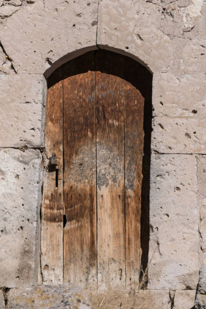 istock Old fashioned abandoned stone house doors 915042152