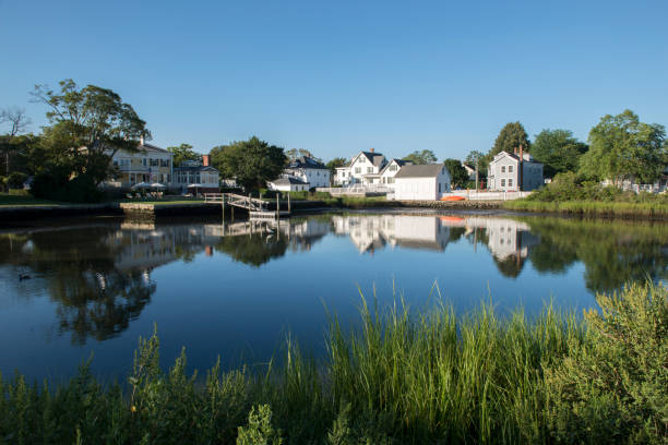 дома и отражения в маленьком пруду в мистик коннектикута - mystic connecticut nobody new england стоковые фото и изображения