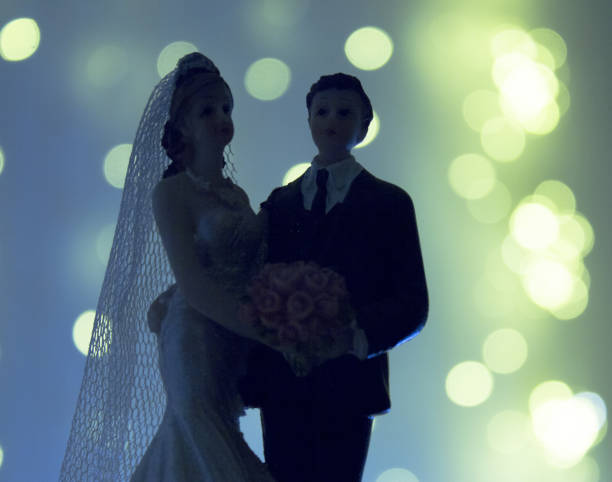 istock Silhouette of Wedding Cake Figurines 915051608