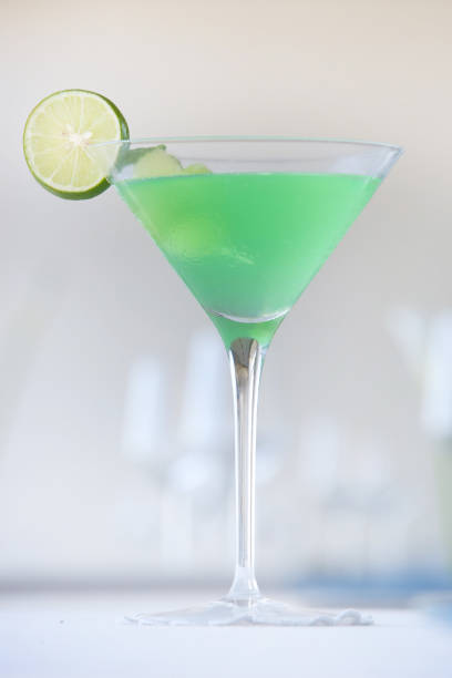 istock Green apple martini cocktail 915053160