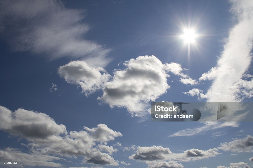 Céu azul e sol - Foto de stock de Azul royalty-free