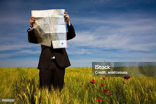 Empresário Perdido Com Mapa No Campo - Fotografias de stock e mais imagens de Mapa - Mapa, Homem de Negócios, Confusão