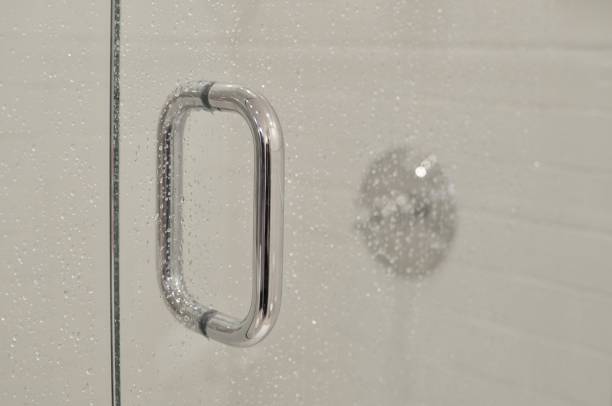 白い地下鉄のタイルのバスルーム ガラス シャワーのドア - bathroom shower glass contemporary ストックフォトと画像