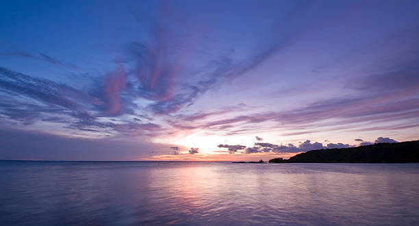 Azul roxo mar ao pôr do sol - fotografia de stock