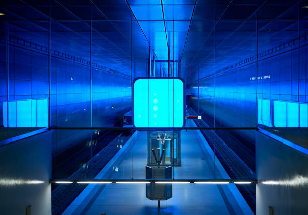 estação de metro com luzes azuis na universidade na área de speicherstadt em hamburgo - subway station subway train underground hamburg germany - fotografias e filmes do acervo