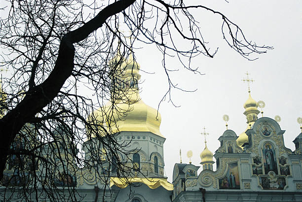 キエフ修道院 - cupola gold russian orthodox autumn ストックフォトと画像