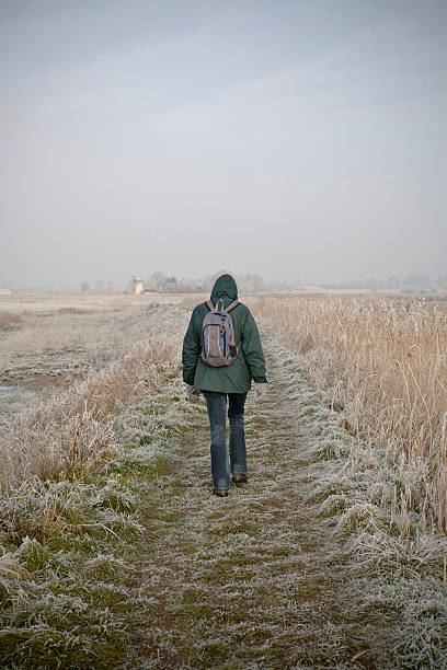 Lone winter walker in Landschaft von norfolk – Foto
