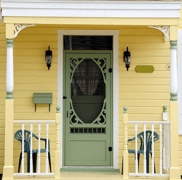 stile vittoriano porch - screen door door porch house foto e immagini stock