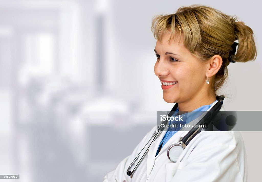 Mulher médico sorridente com estetoscópio no hospital - Royalty-free Adulto Foto de stock