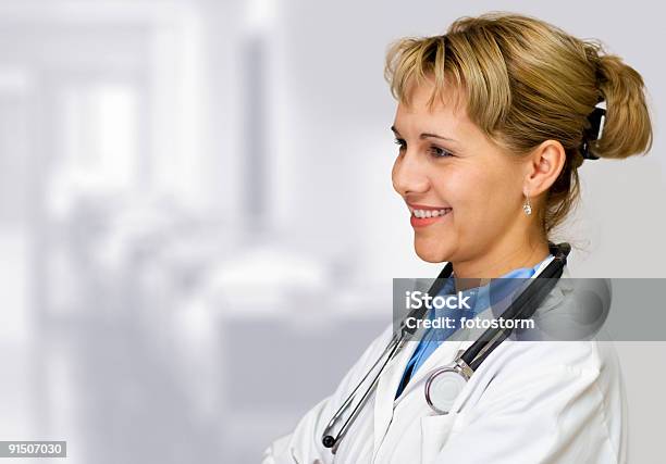 Mulher Médico Sorridente Com Estetoscópio No Hospital - Fotografias de stock e mais imagens de Adulto