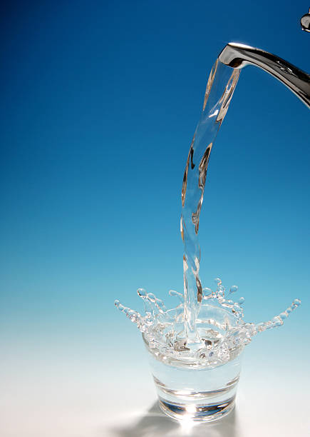 水のしぶきをガラス - water faucet running water glass ストックフォトと画像