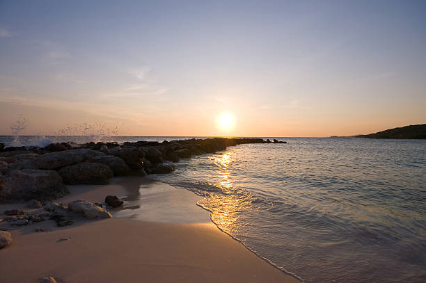 pastel wavebreaker mar ao pôr do sol - fotografia de stock
