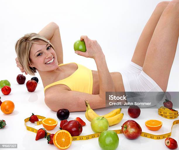 Fit Mädchen Mit Einer Gesunden Ernährung Stockfoto und mehr Bilder von Abnehmen - Abnehmen, Apfel, Attraktive Frau