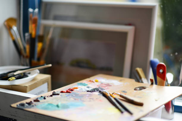 istock Oil paint brushes for drawing picture on canvas 915075174