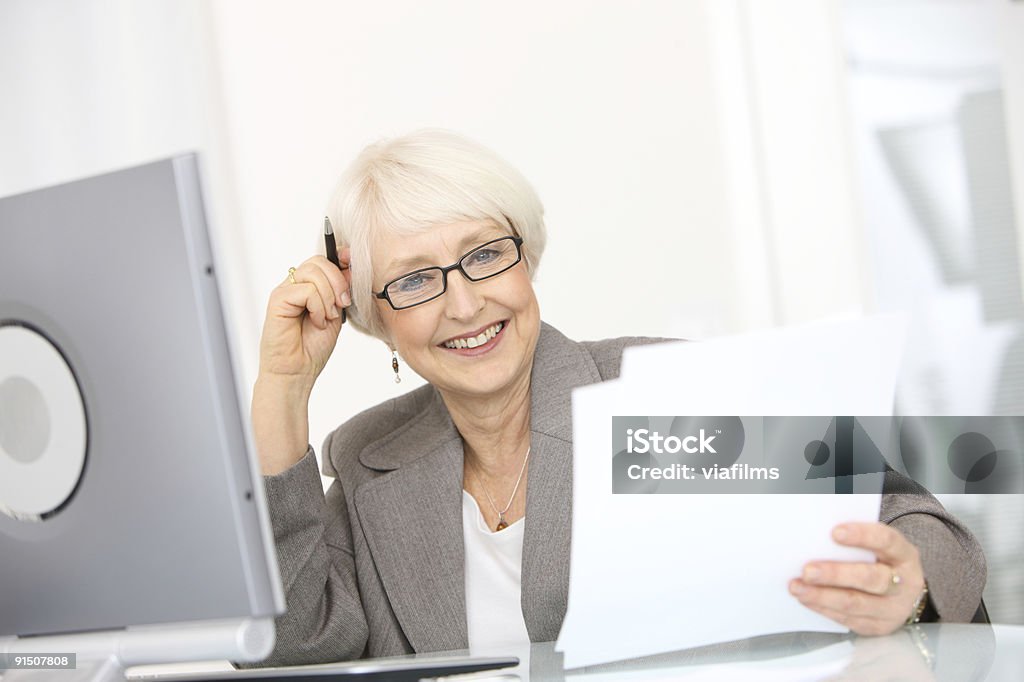 Professionelle senior Geschäftsfrau mit Zeitung - Lizenzfrei 60-69 Jahre Stock-Foto