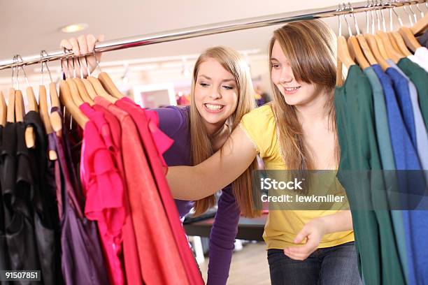 Dos Chicas Jóvenes Mirar En Una Tienda De Ropa Foto de stock y más banco de imágenes de Tienda de ropa - Tienda de ropa, Chica adolescente, Adolescente