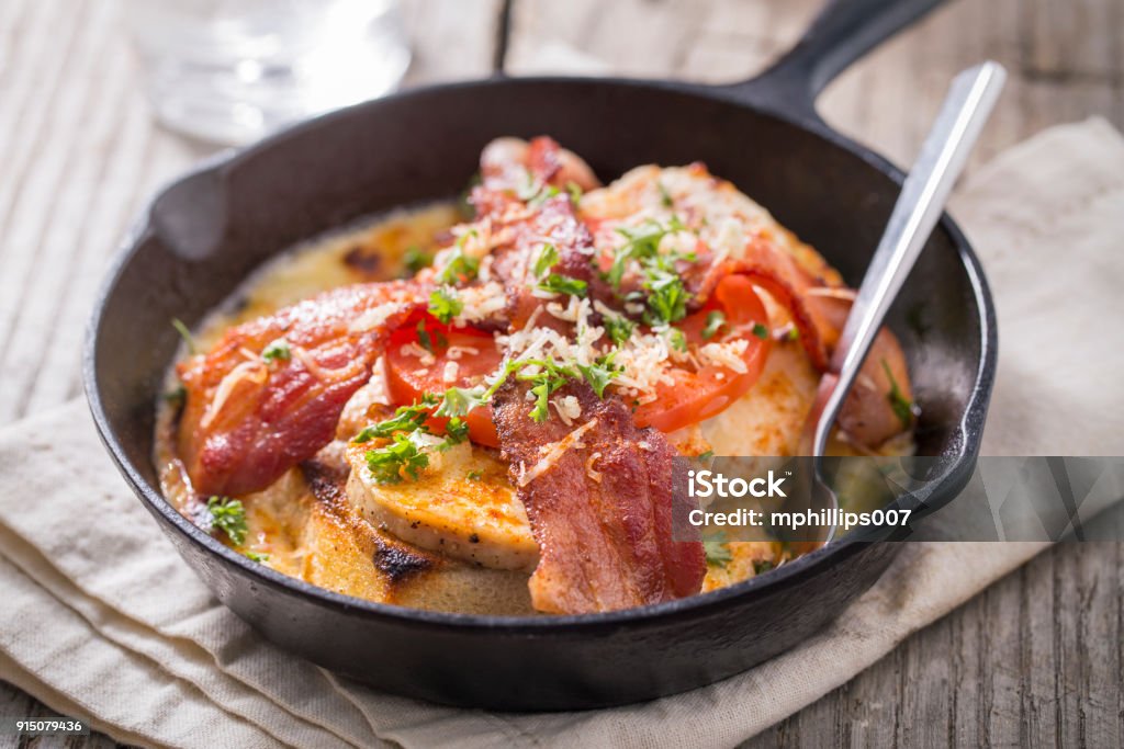 Kentucky Hot Brown Open Face Sandwich - Foto stock royalty-free di Marrone