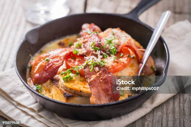 Kentucky Hot Brown Open Face Sandwich - Fotografie stock e altre immagini di Marrone - Marrone, Calore - Concetto, Panino ripieno