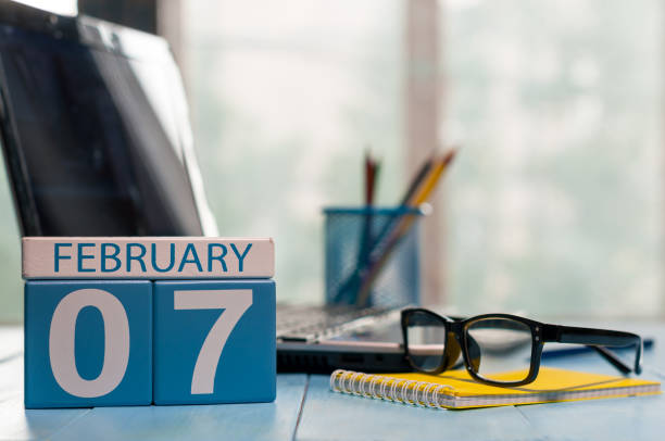 istock February 7th. Day 7 of month, calendar on CEO workplace background. Winter time. Empty space for text 915079900