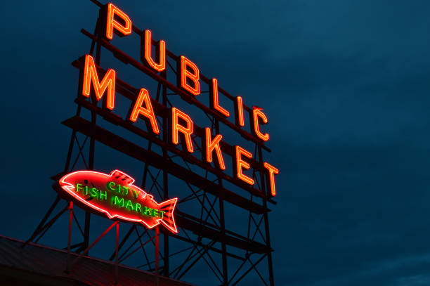 zmierzch rynku publicznego - pike place market market seattle tourist zdjęcia i obrazy z banku zdjęć