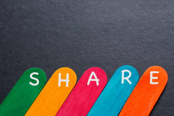 istock Share word on color wooden 915082492