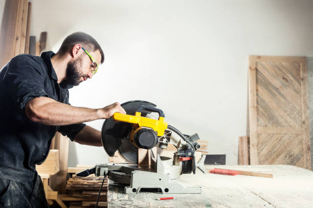 istock carpenter sawing board with circular saw i 915082660