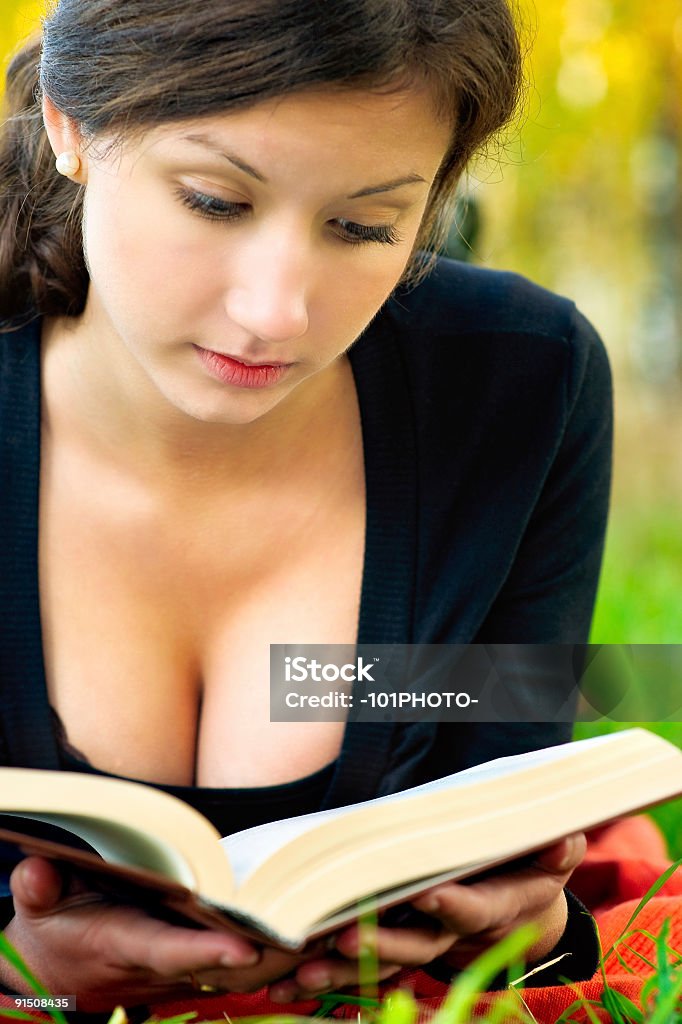 Hermosa Chica lee libro - Foto de stock de Acostado libre de derechos