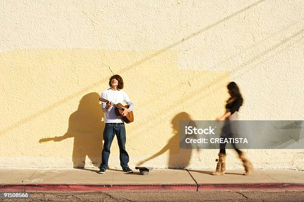 Músico En La Acera Y Mujer Peatones Foto de stock y más banco de imágenes de 18-19 años - 18-19 años, 20 a 29 años, Acera