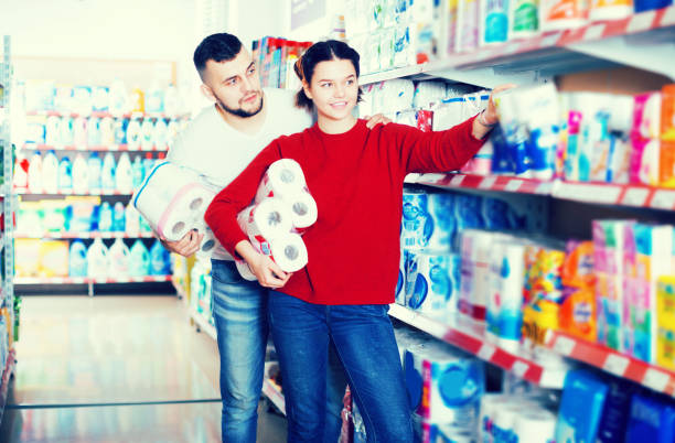 istock Man and girl selecting toilet paper 915086830