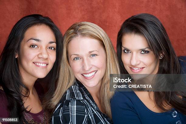 Photo libre de droit de Trois Souriant Femmes banque d'images et plus d'images libres de droit de Adolescent - Adolescent, Adulte, Amitié