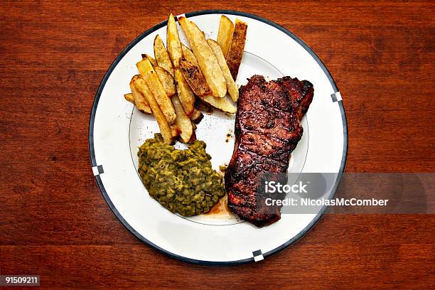 Steak Mit Pommes Frites Kartoffelpüree Und Erbsen Mahlzeit Stockfoto und mehr Bilder von Braun