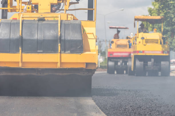 istock Outdoor working : Road roller working on the new road construction site 915093150