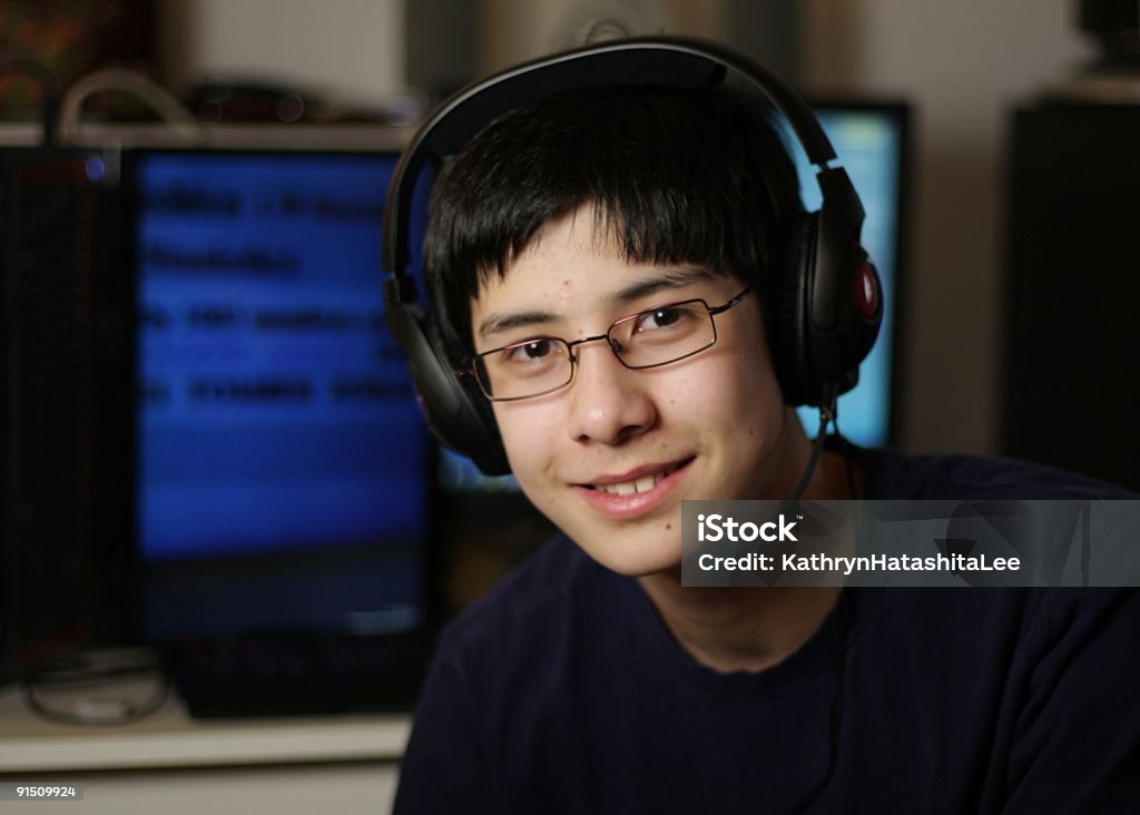 Happy Spielernatur, kanadische Teenager Junge am Computer-Station - Lizenzfrei Männlicher Teenager Stock-Foto