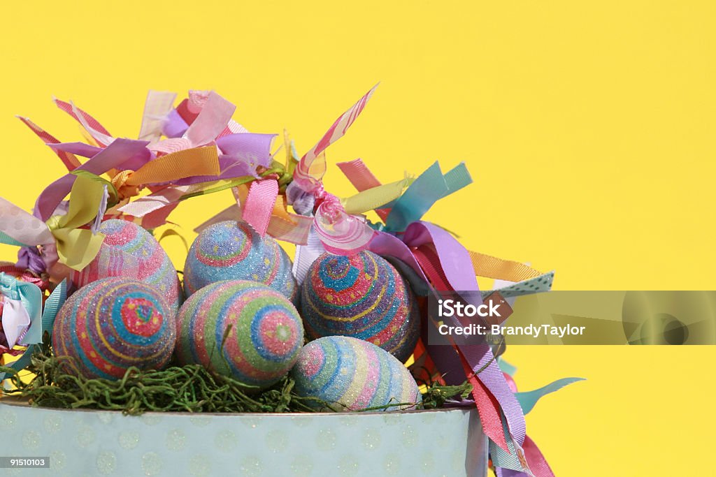 Пасхальная корзинка с красочные яйца, - Стоковые фото Без людей роялти-фри