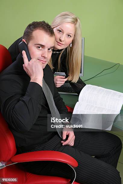 Reunión De Negocios En La Oficina Moderna Foto de stock y más banco de imágenes de Adulto - Adulto, Alegre, Amistad