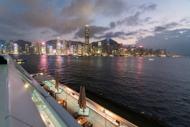 ele que visualizaram a plataforma no topo do cruzeiro ocean terminal em kowloon com horizonte famoso da ilha de hong kong à noite - hong shopping night skyline - fotografias e filmes do acervo