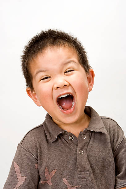 petit garçon crier «oui&nbsp;!» - screaming little boys child human teeth photos et images de collection