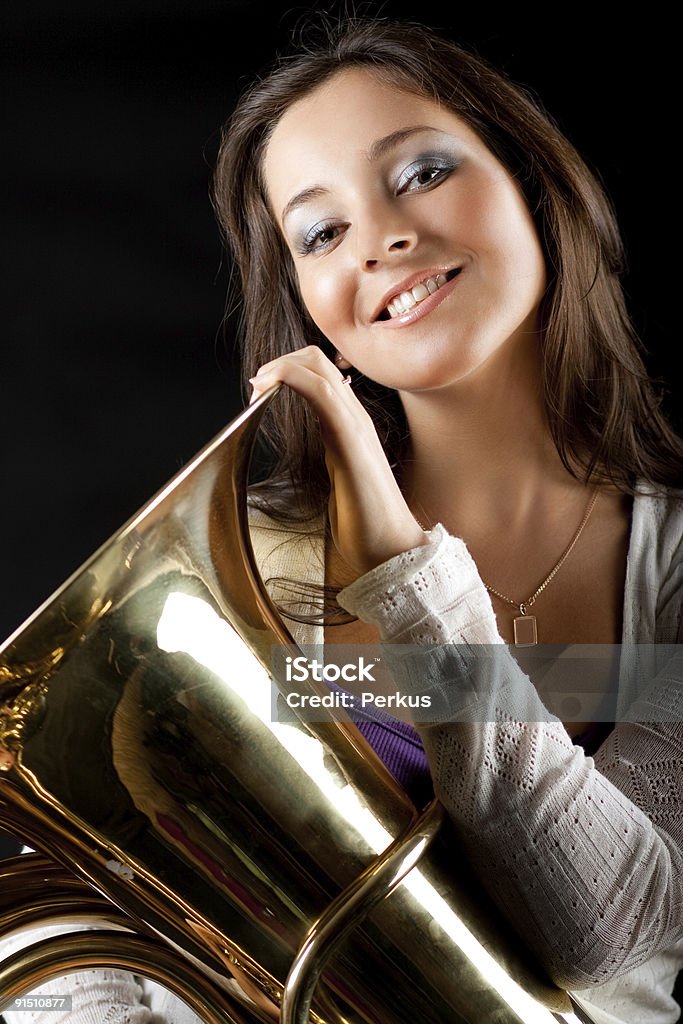 Bella donna con Tuba - Foto stock royalty-free di Adulazione