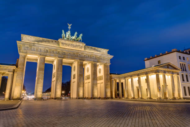 istock The Brandenburg Gate in Berlin at night 915109362