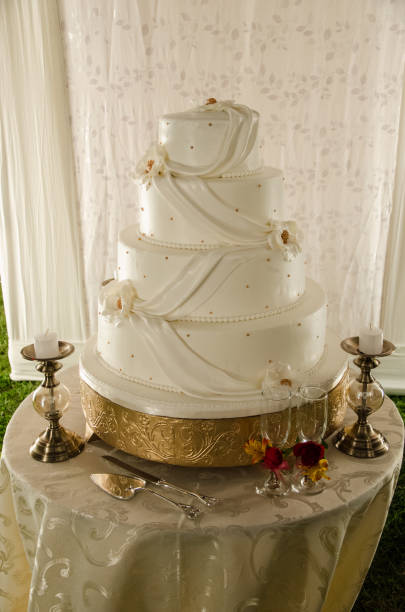 istock Cake of a wedding 915109688