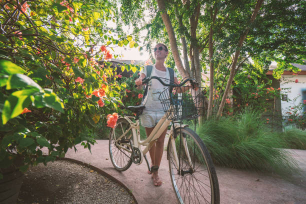 istock Caucasian female with bicycle in tropical climate 915110158