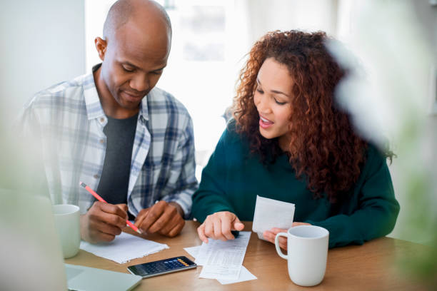 istock Couple calculating bills at table 915113054