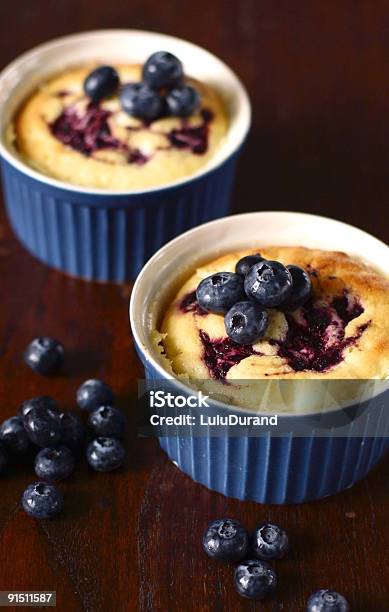 Foto de Bolo De Pudim De Limão E Mirtilo e mais fotos de stock de Bolo - Bolo, Tigela Pequena de Suflê, Azul