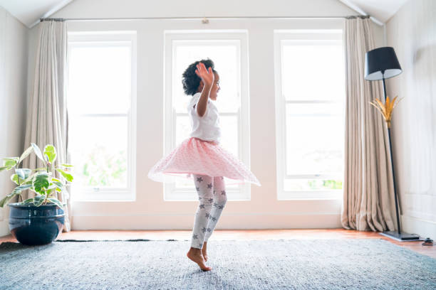 istock Girl performing ballet dance at home 915117048