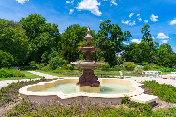 istock Fountain in the park 915117928