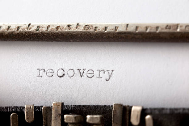 recovery'escrito enferrujado e velha máquina de escrever - typewriter typebar old macro imagens e fotografias de stock