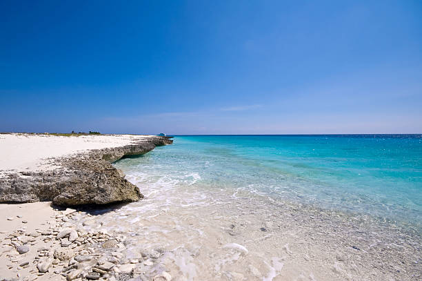 Vista do mar azul turquesa com rocky shore - fotografia de stock