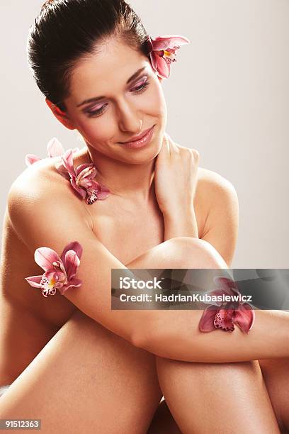 Foto de Bela Jovem Mulher Com Flores De Orquídea e mais fotos de stock de 20-24 Anos - 20-24 Anos, Adulto, Beleza