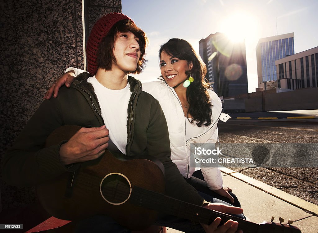 Músico y la hermosa novia el centro de la ciudad - Foto de stock de Ciudad libre de derechos