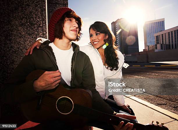 Músico Y La Hermosa Novia El Centro De La Ciudad Foto de stock y más banco de imágenes de Ciudad - Ciudad, Músico ambulante, Acera